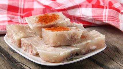 Isečene domaće pihtije na tanjiru