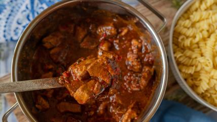 Gulaš u šerpi i varljači