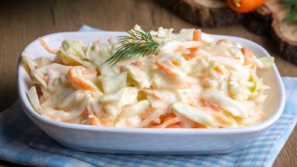 Kremasta kupus salata u činiji na stolu