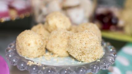 Čizkejk kuglice uvaljane u keks na tanjiru