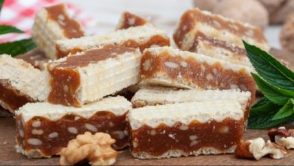 Grilijaš oblande sa orasima na dasci