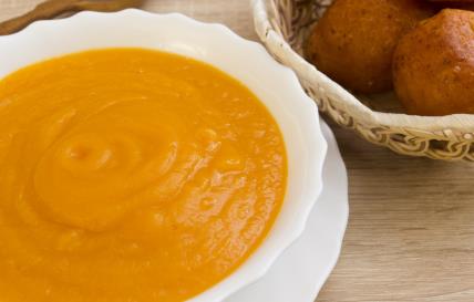 Potaž od bundeve u tanjiru na stolu