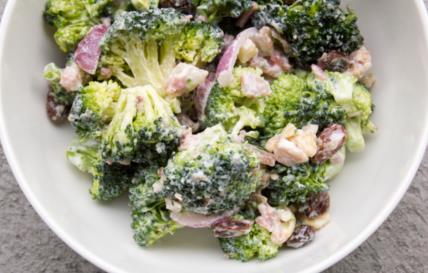 Salata od brokolija i suncokreta u činiji