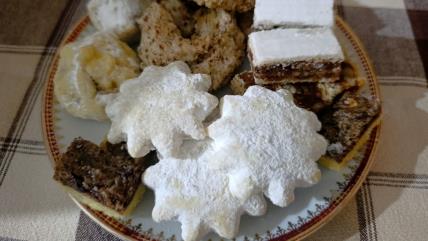 Tanjir sa raznim slavskim kolačima i kokos zvezdicama