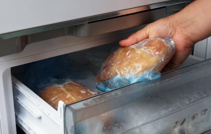 Vađenje zamrznute piletine iz zamrzivača