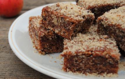 Starinski kolač sa jabukama na tanjiru