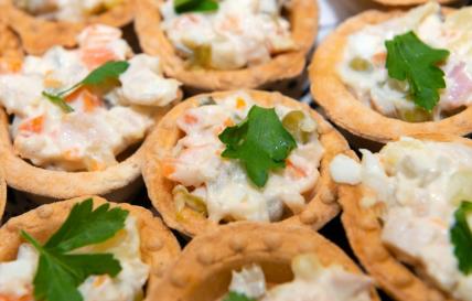 Slane korpice sa ruskom salatom