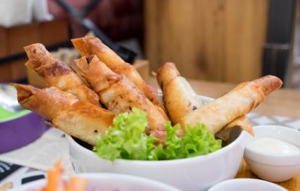 Brzi takitosi sa piletinom u činiji na stolu