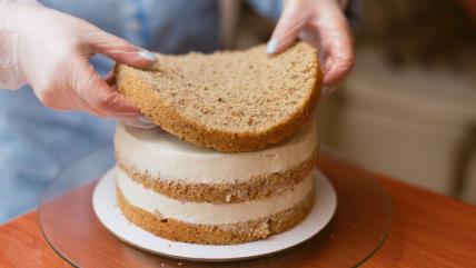 Žena slaže kore za tortu - patišpanj