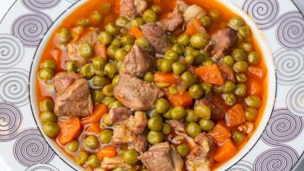 Grašak sa mesom u tanjiru