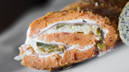 Rolat sa ajvarom na tanjiru