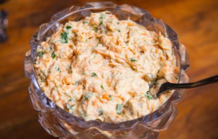 Slavska salata sa šargarepom i jogurtom u činiji na stolu