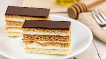 Starinska medena pita na tanjiru