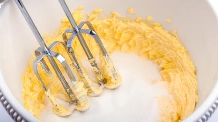 Mućenje margarina (putera) sa šećerom u posudi