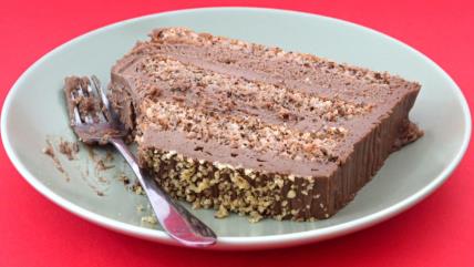 Starinska torta sa orasima i čokoladnim filom na tanjiru