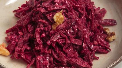 Salata od cvekle i oraha na tanjiru