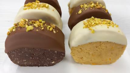 Rolat od keksa i čokolade na tanjiru