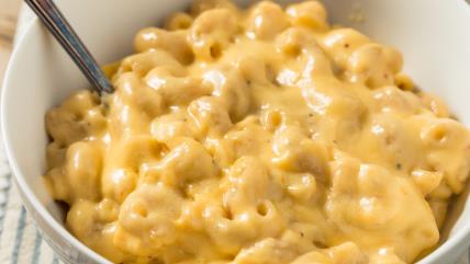 Makarone sa sirom u činiji sa kašikom