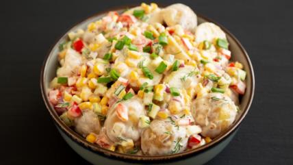 Posna krompir salata sa povrćem i mirođijom u činiji