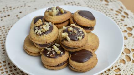 Išleri sa prelivom od čokolade i seckanim orasima na tanjiru