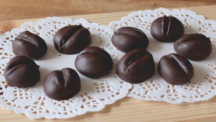 Sitni kolači u obliku zrna kafe na papiru