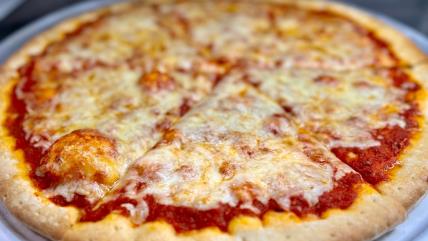 Domaća posna pica na stolu