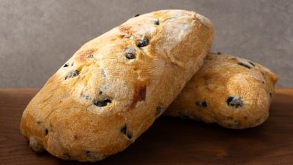 Posni manastirski hlebčići sa maslinama na stolu