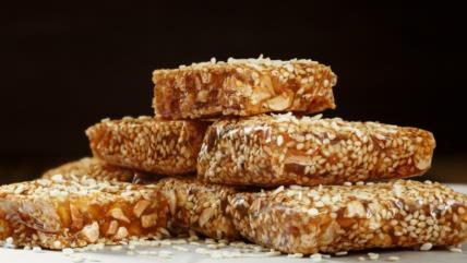 Kocke od susama i čokolade poslagani na stolu