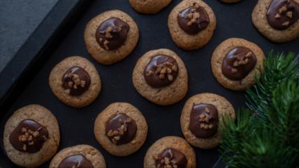 Božićni kolačići sa kremom na tanjiru