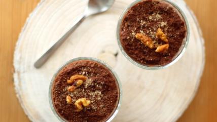 Kremasti posti čokoladni griz u činiji posuto orasima