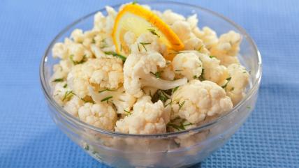 Dvorska salata od karfiola u činiji na stolu