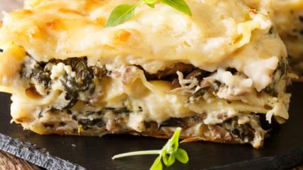 Posna lazanja sa pečurkama na tanjiru