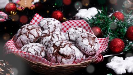 Božićni raspukanci u korpi okruženi ukrasima