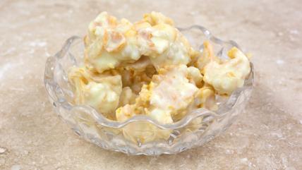 Beli kornfleks kolačići u činiji na stolu