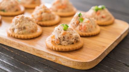 Predjelo sa tunjevinom i krekerima