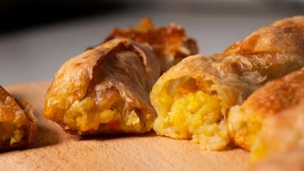 Parčići pite sa pire krompirom na dasci