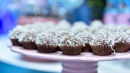 Kokos kuglice u korpicama na tacni