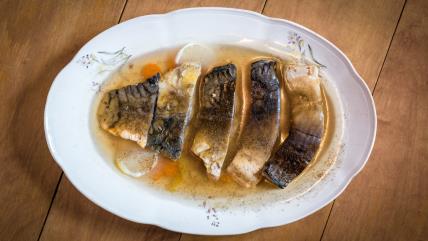 Posne pihtije od šarana u tanjiru na stolu