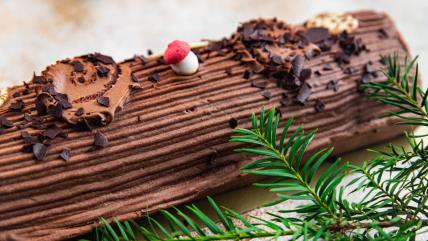 Starinski recept za panj tortu sa prazničnom dekoracijom