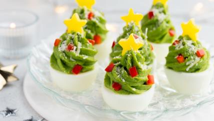 Punjena jaja u obliku jelkica na tanjiru na stolu