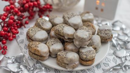 Posne vanilice sa makom na tanjiru za slavu