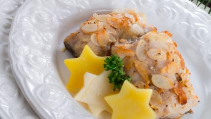 Fileti smuđa u kori od badema na tanjiru