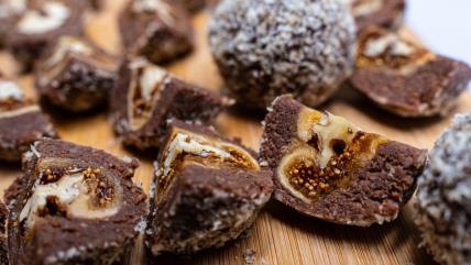 Sitni kolači sa orasima i suvim smokvama - svekrvino oko na dasci