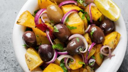 Orijentalna krompir salata u činiji