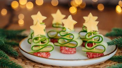 Novogodišnje jelkice od krastavaca na stolu za praznike