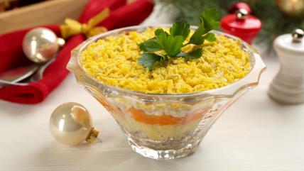 Posna mimoza salata u činiji na stolu za praznike