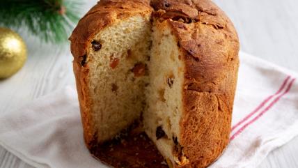Panetone, isečen na krpi za Božić