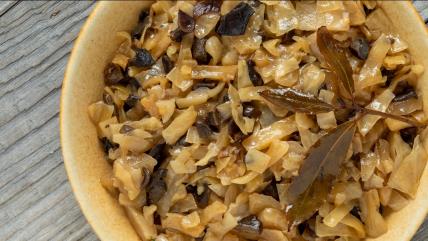 Začinjeni podvarak sa pečurkama u činiji na stolu