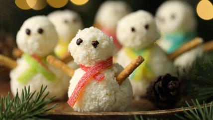 Rafaelo sneško belić ukrašen istopljenom čokoladom, kiselim trakama i grisinama