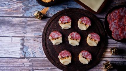 Deda Mraz od krekera salame i sira na tanjiru za praznike